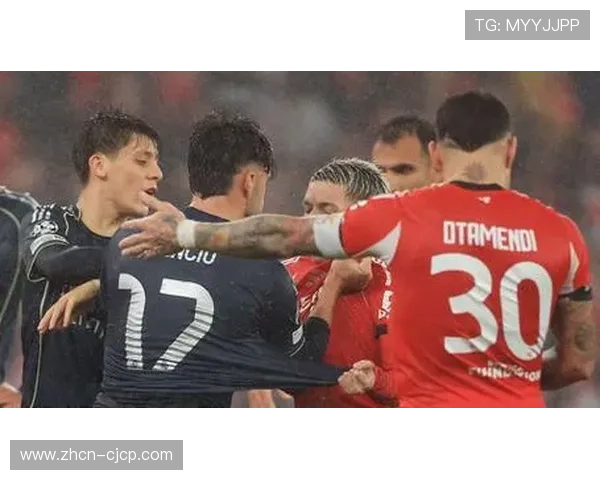 帕尔马后卫两黄变一红被罚下，场上平衡被打破。